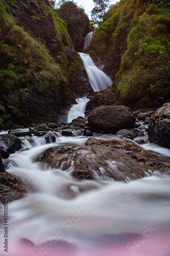 Obraz na płótnie waterfall in the mountains w salonie