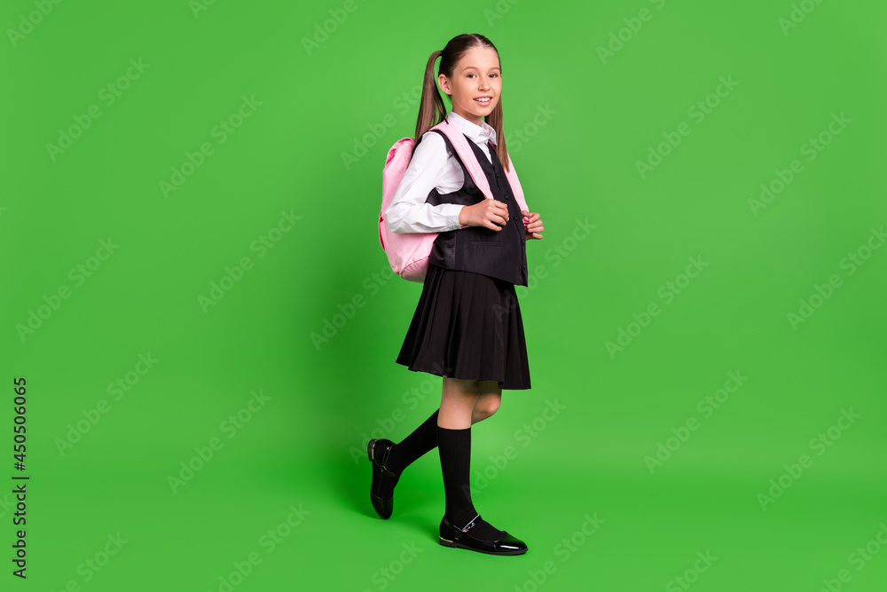 Foto Photo of cute adorable school girl wear black white uniform backpack walking smi