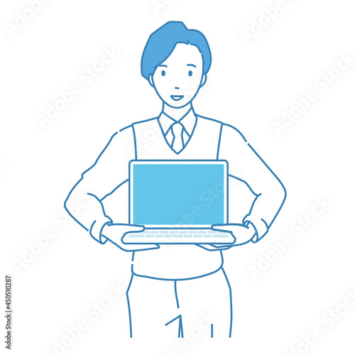ノートPCを開いて画面を見せて微笑んでいるベスト姿の若いビジネスマン