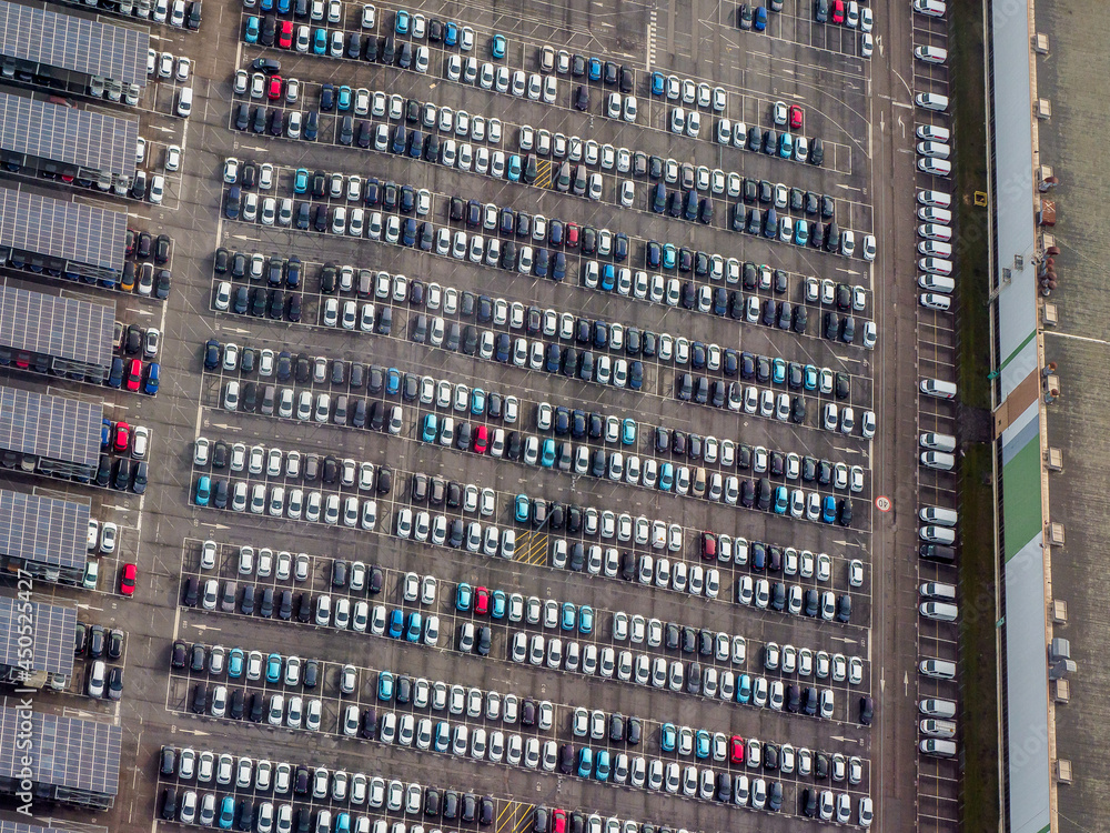 vue aérienne de voiture à l'usine Renault de Flins dans les Yvelines en France