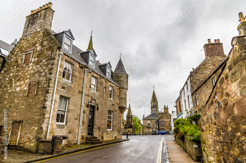 Fotografie A view up the High Street in Falkland, Scotland on a summers day