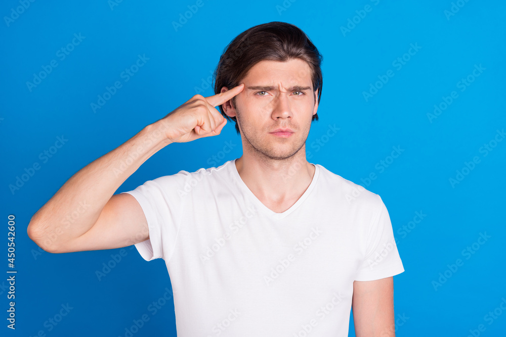 Photo portrait brunet man blaming keeping finger near forehead isolated vivid blue color background Photo portrait brunet man blaming keeping finger near forehead isolated vivid blue color background