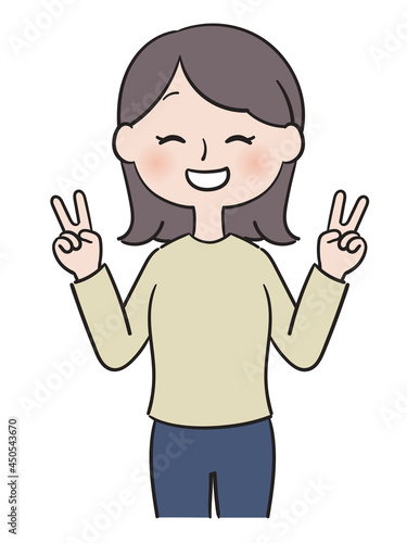 笑顔でダブルピースをする私服女性
