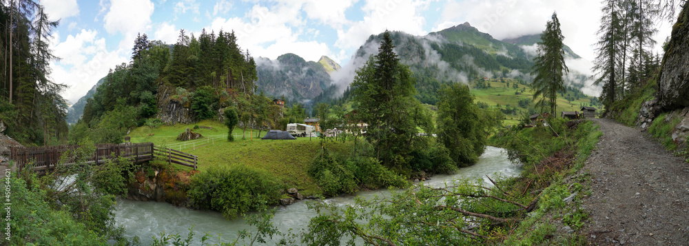 Fototapeta premium Auf dem Iseltrail: Wanderung zur Clarahütte von Prägraten - Schlechtes Wetter gibt es nicht