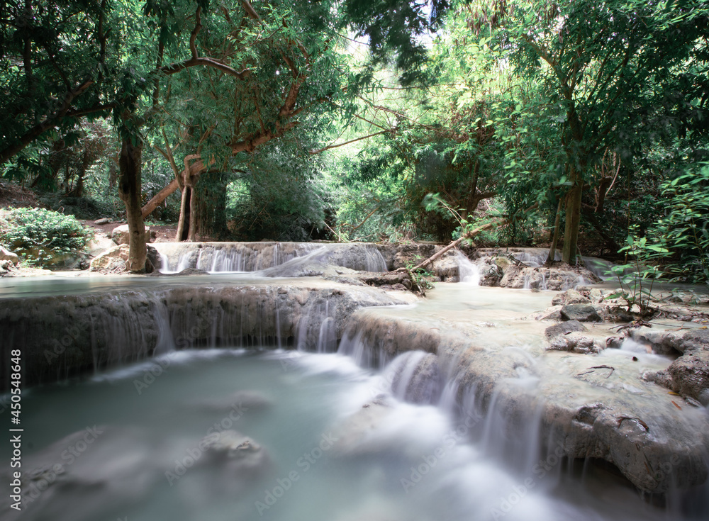 Naklejka premium Wang Kan Luang Waterfall