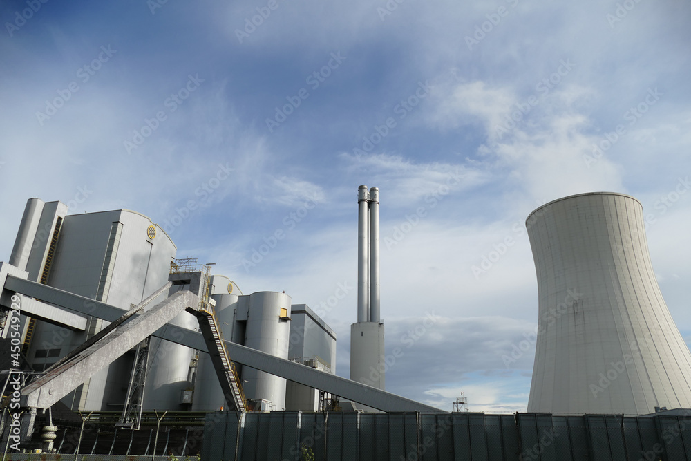 Obraz premium Old technology that promotes climate change. Coalfired heating power plant in Hannover Stöcken, for regional heating capacity and energy. Hanover, Lower Saxony, Germany.