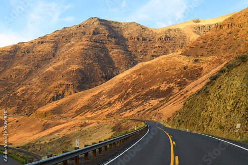 Canvas Print Washington State route 821 is a leisurely alternative to Interstate 82 as it sna