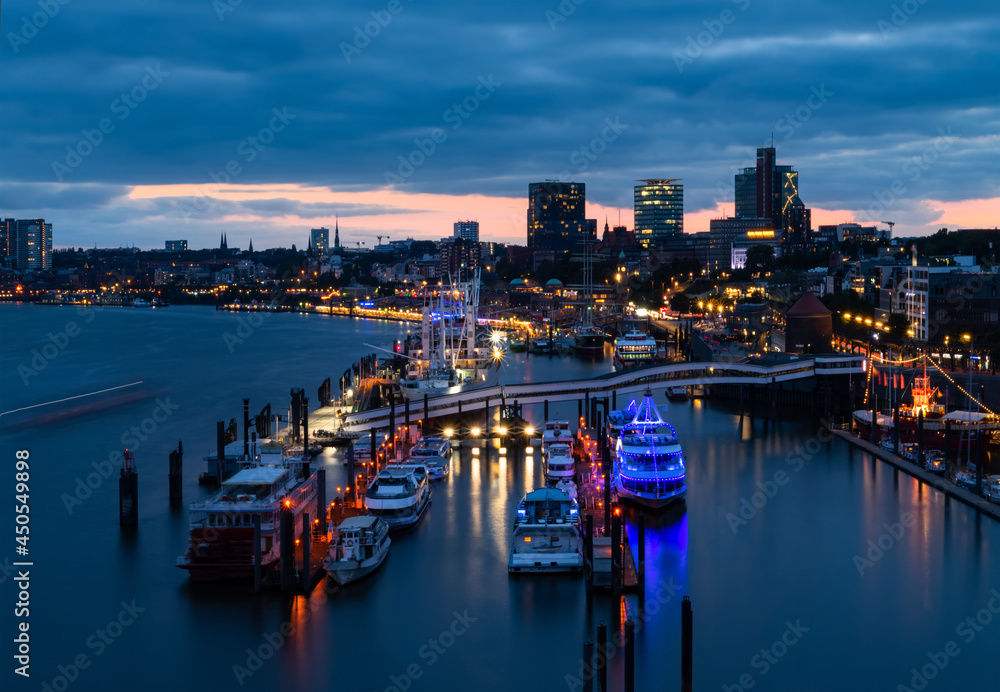 Naklejka premium Hamburg Hafen Elbe Panorama Dämmerung Sonnenuntergang Landungsbrücken Skyline Fluss Schiffe Steg Ufer Promenade Elbtunnel Hansestadt Handel Konzerthaus Deutschland Speicherstadt Kai Attraktion 