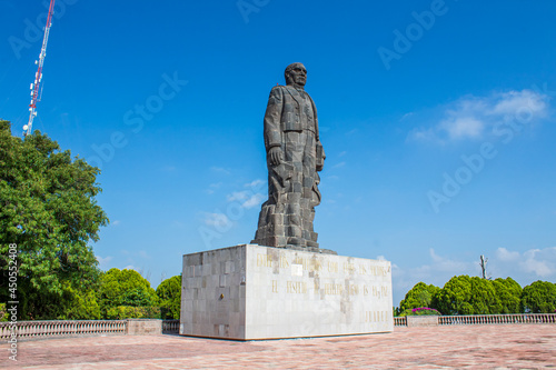 Estatua de Benito Juárez en el parque del Cerro de las Campanas en la ciudad de Querétaro, México.