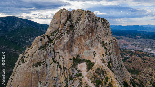 Vista aérea de uno de los monolitos más grandes del mundo, la Peña de Bernal en el estado de Querétaro, México.