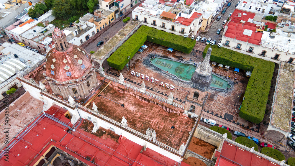 Vista aérea de las construcciones y parques del centro de la ciudad de Santiago de Querétaro, Querétaro. México.