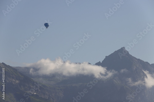 montgolfière dans le ciel des Alpes