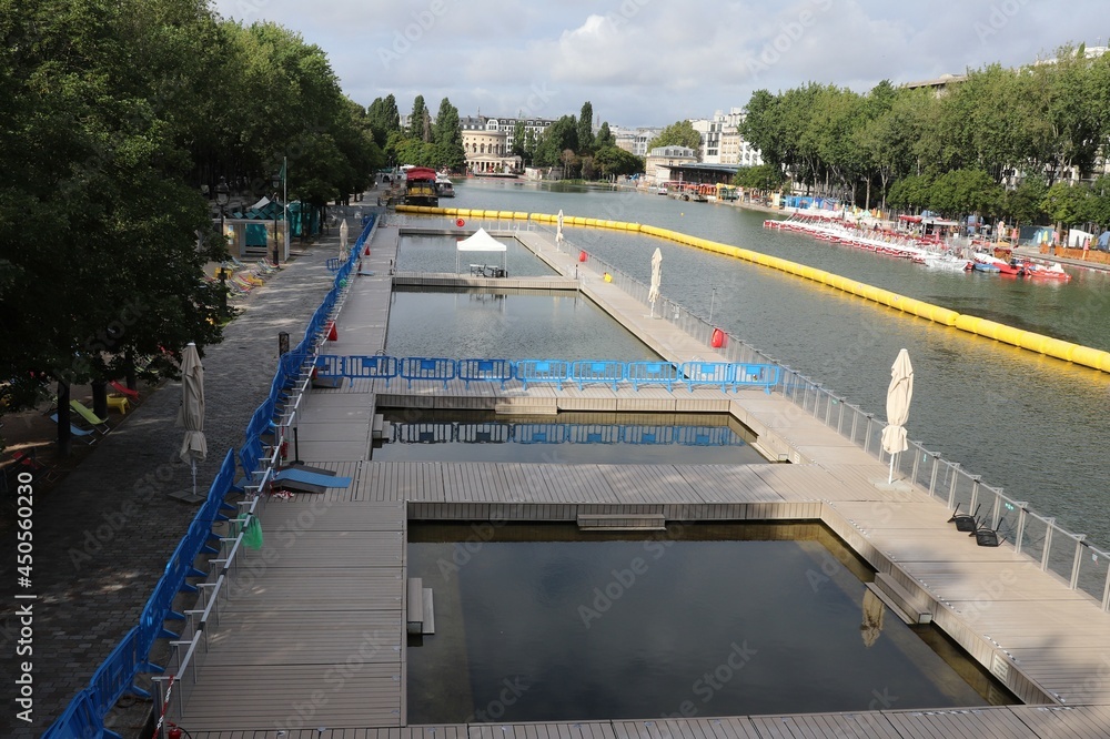 La Baignade, piscine extérieure dans le bassin de la Villette, ville de Paris, France