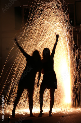 Canvas Print person steht vor feuerwerk langzeitbelichtung