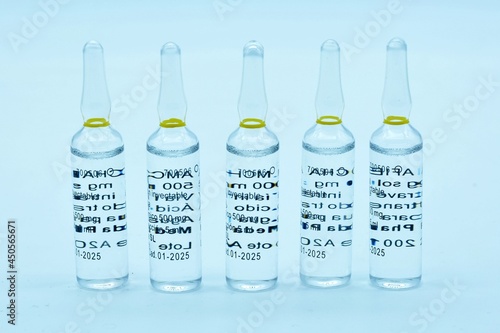 Ampollas de medicamento en frasco de cristal transparente  photo