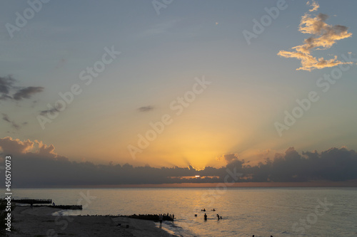 Atardecer en la playa puesta de sol en el mar con cielo azul