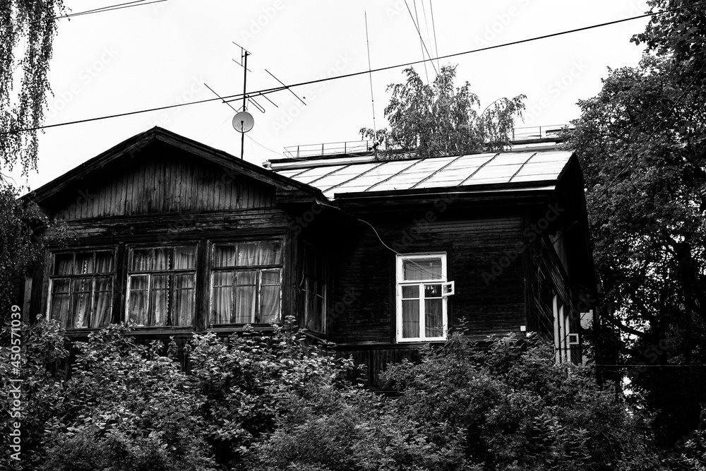 Obraz premium old house in the woods