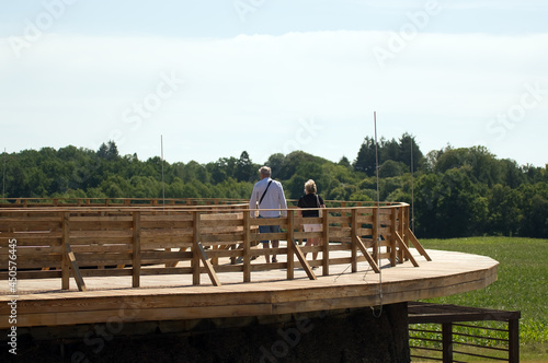 Kobieta i mężczyzna spacerujący na drewnianym podeście