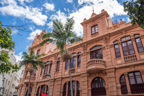 Vista de un antiguo edificio en el centro urbano de la ciudad de Santa Cruz de Tenerife, Canarias