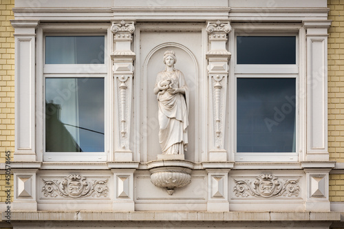 Hausfassade zeigt Hygieia, die Göttin der Medizin photo