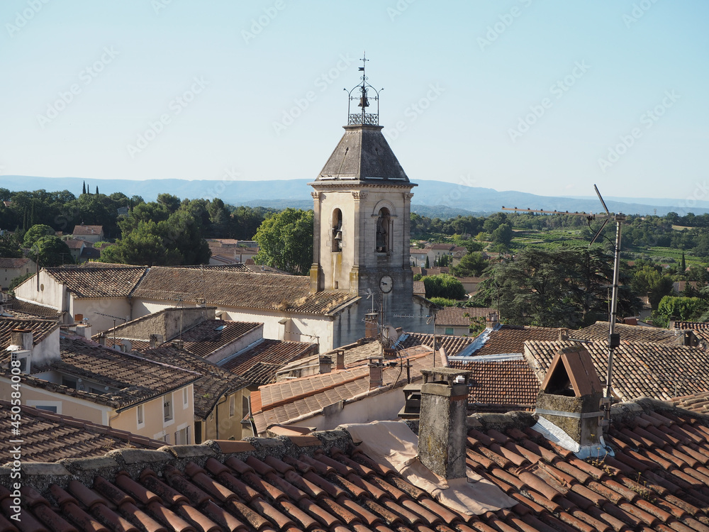 Obraz premium Vue sur les toits et le clocher de l'église de Beaumes-de-Venise, Provence, France