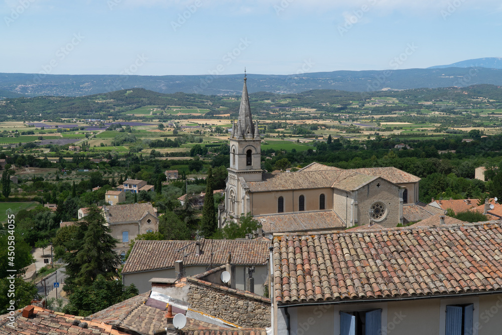 Panorama depuis le village de Bonnieux. Vue sur l'église basse et le Mont Ventoux. Provence, France.