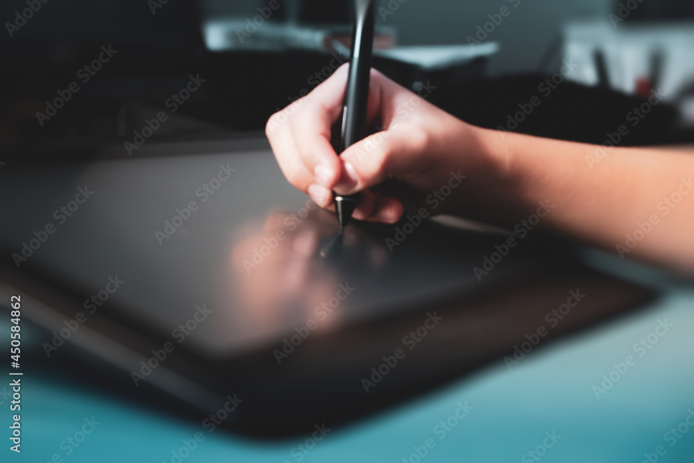 Szkicowanie, rysowanie na tablecie graficzny, przez artystę