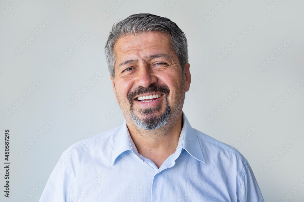 Obraz premium Portrait elderly man with candid wide smile looking at camera