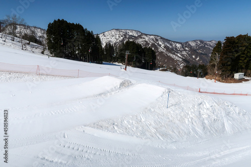 晴天の日本のスキー場のスノーパーク
