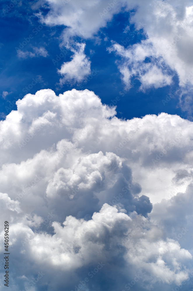 Obraz premium Blue sky with fluffy clouds