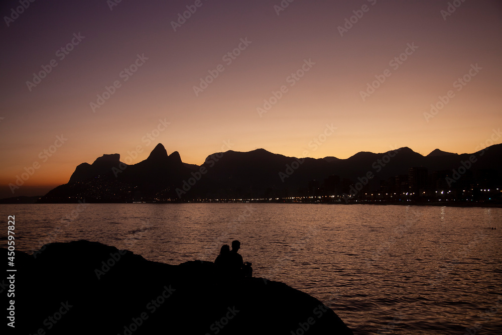 Casal ao Pôr-do-sol em Ipanema