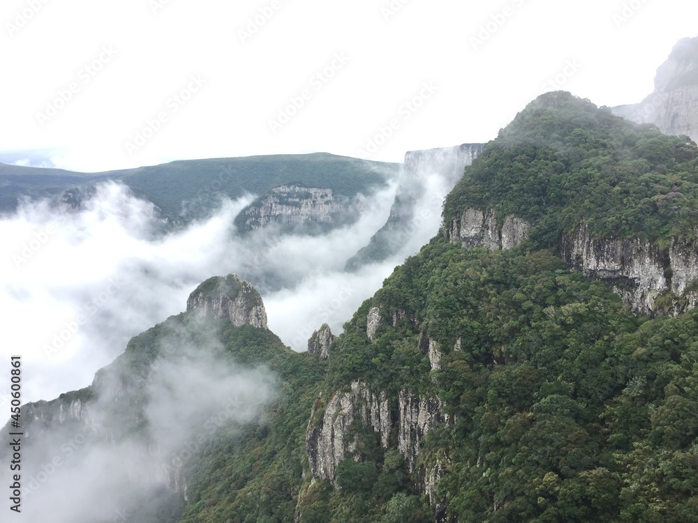 Pedra Furada entre nuvens