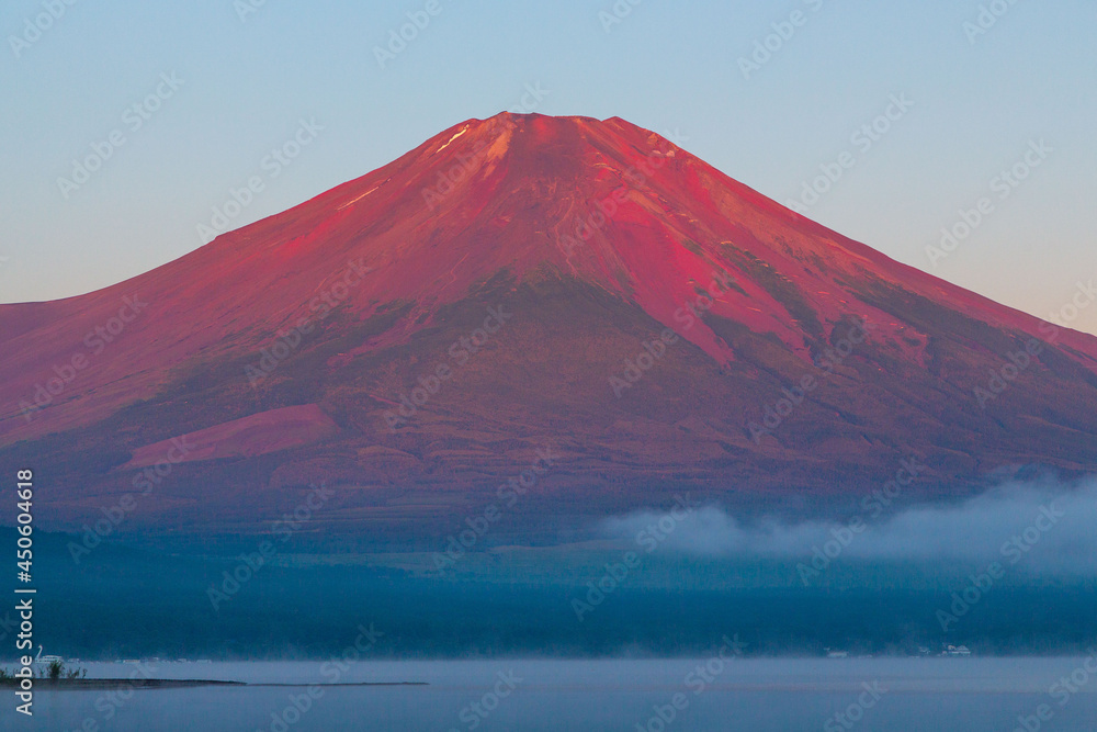 山中湖から赤富士と湖面に映る逆さ富士