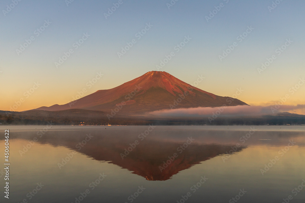 山中湖から赤富士と湖面に映る逆さ富士