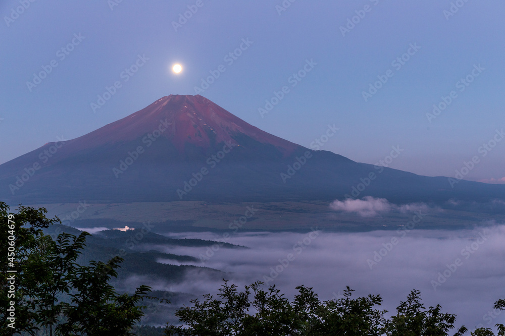 二十曲峠から夜明けの富士山に沈む満月