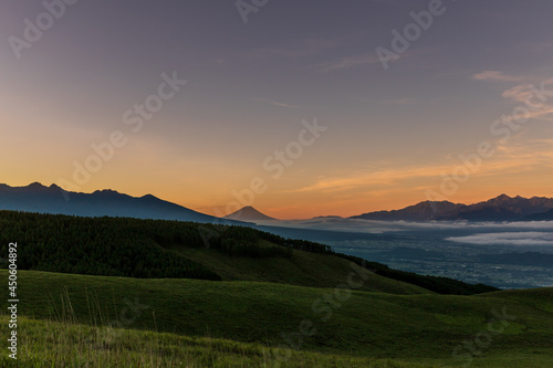 霧ヶ峰から夜明けの富士山 © Umibozze