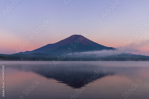 山中湖から赤富士と湖面に映る逆さ富士 © Umibozze