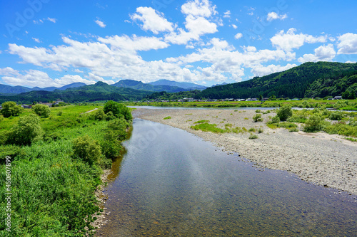 関川村に青空が広がる夏の風景