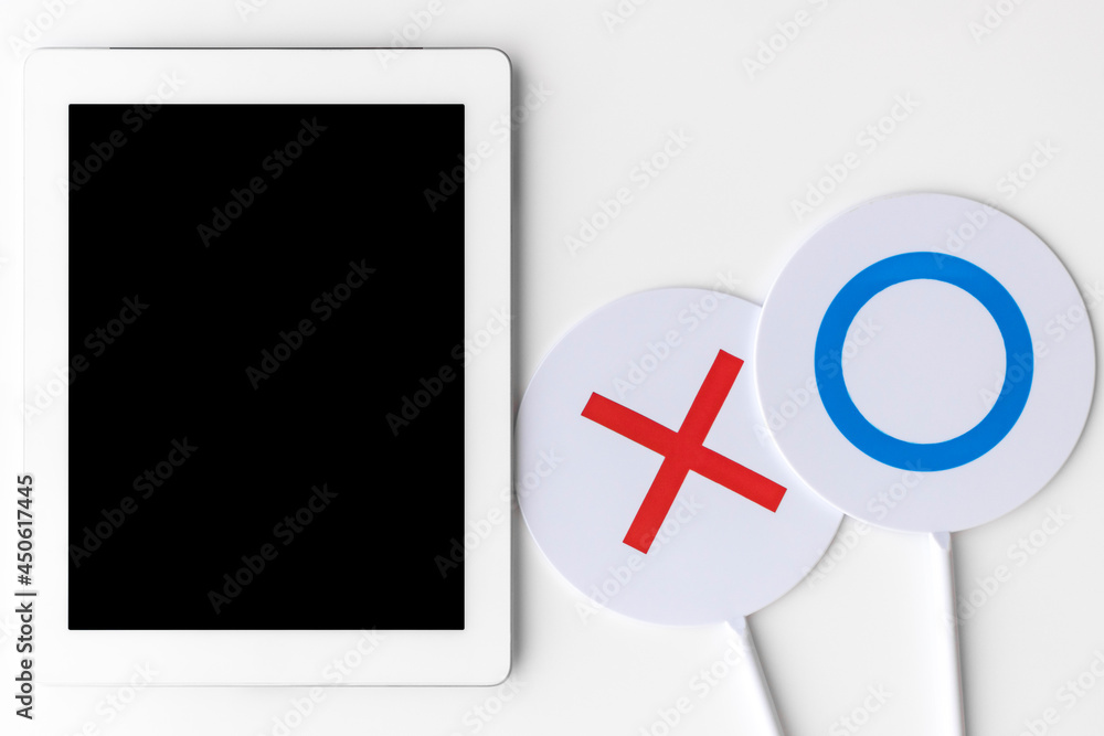 白バックで撮影した、スマートフォンとマルバツプレート