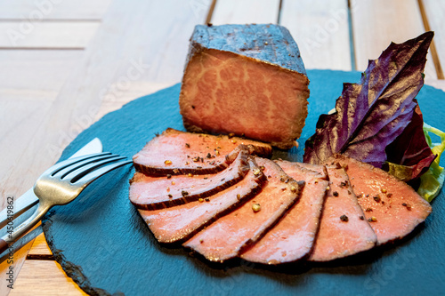 黒いお皿の上に並べられたローストビーフ