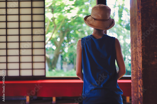 日本のお寺を見学する女性イメージ © beeboys