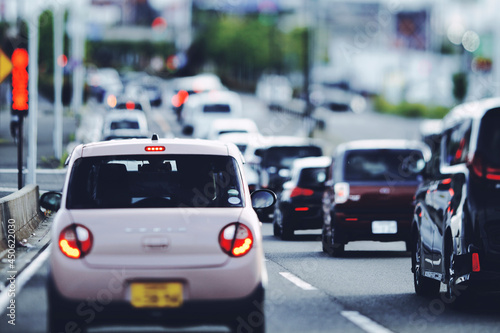 日本の道路を走る車 交通イメージ © beeboys