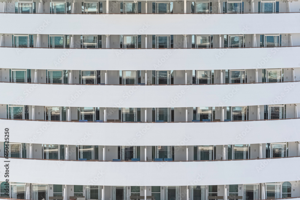 Vue de cabines extérieures d'un navire de croisière avec balcon. Vue de cabines extérieures d'un navire de croisière avec balcon.