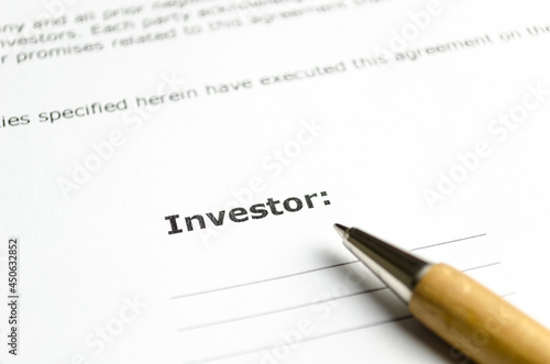 Woord Investor with wooden pen