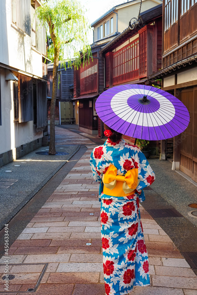 Fototapeta premium 金沢 ひがし茶屋街と着物姿の女性