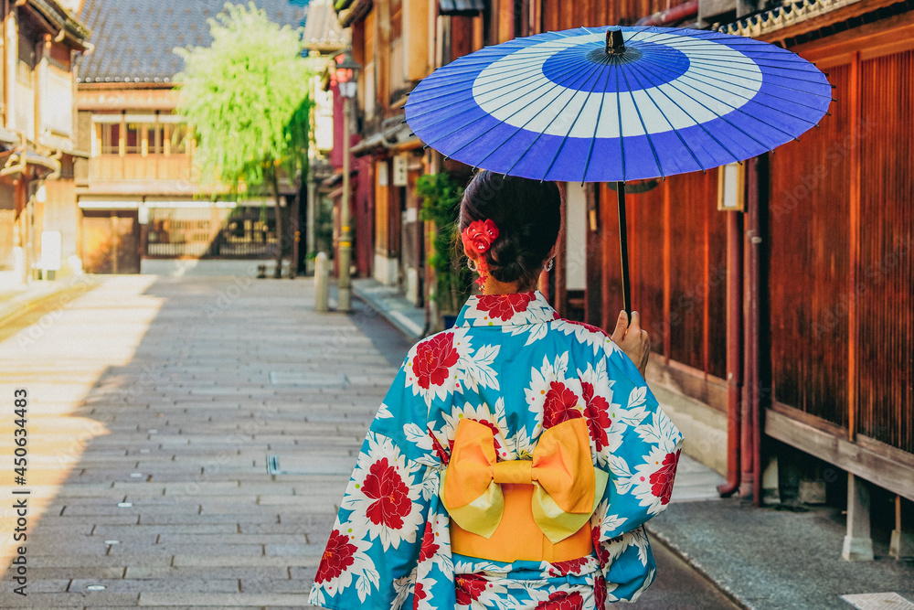 Fototapeta premium 金沢 ひがし茶屋街と着物姿の女性