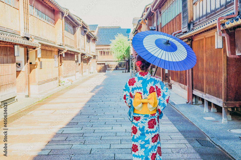 Fototapeta premium 金沢 ひがし茶屋街と着物姿の女性