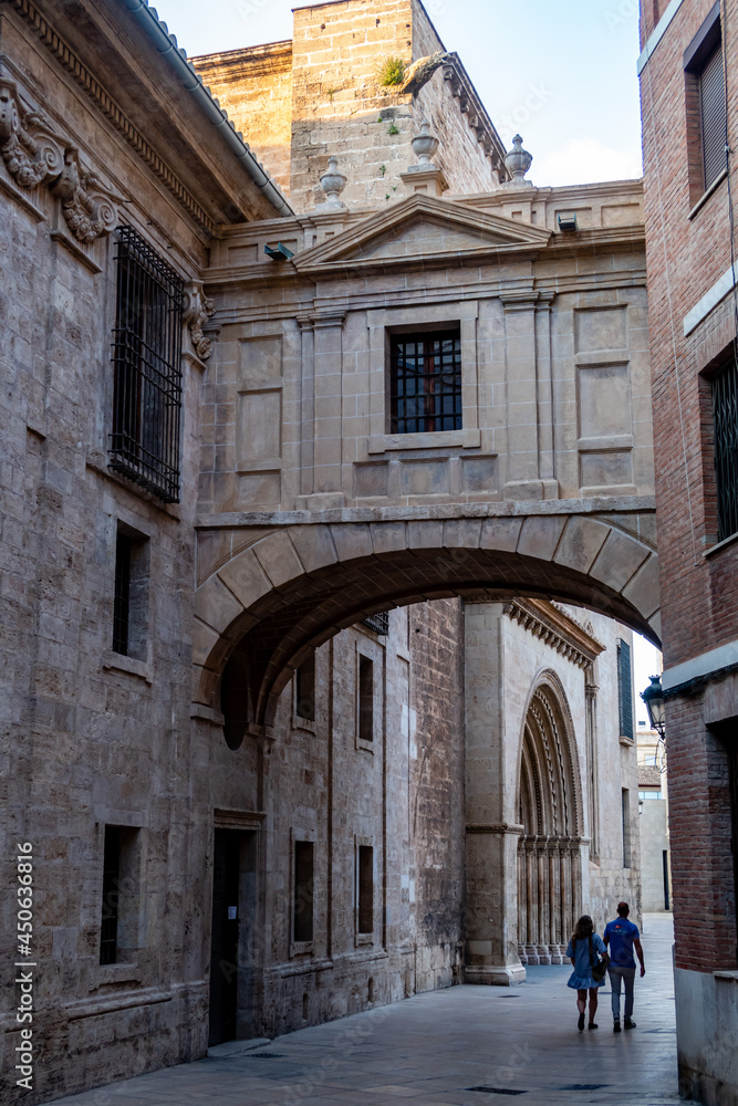 Durchgang an der Kathedrale in Valencia mit zwei Menschen in schwarz-weiss