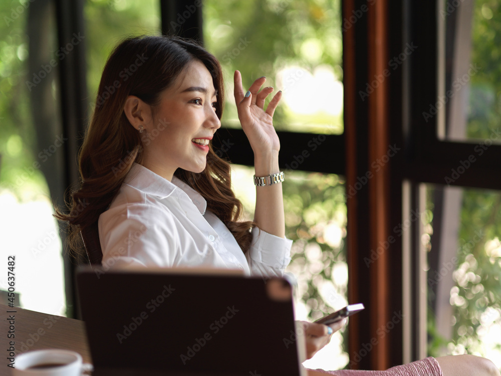 Fototapeta premium businesswoman raise hand to vote an idea, sharing idea, interactive in meeting