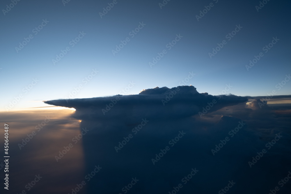 Fototapeta premium Wolkenlandschaft aus Flugzeug Cockpit